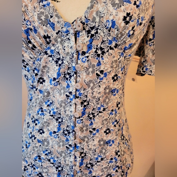 Black Fri! FP Hollywood Printed Floral Plunge V-Neck Top, NWOT, S, Cloth Buttons - Picture 6 of 14